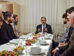 Rektör Beydemir iftarını öğrenci evinde açtı