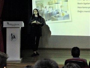 Kolej öğrencilerine beslenme eğitimi