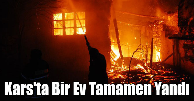 Kars'ta Bir Ev Tamamen Yandı