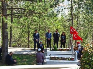 Belediye ekipleri şehitliklerde kabir bakımlarını yaptı