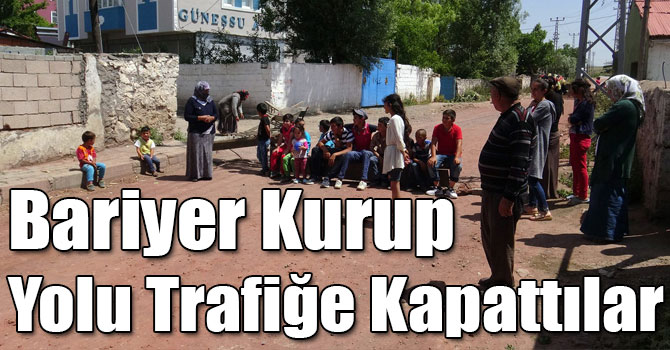 Kars'ta Kadın ve Çocuklar Bariyer Kurup Yolu Trafiğe Kapattı