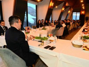 Erzurum Valisi Memiş, sağlık çalışanları ve öğretmenlerle iftarda buluştu