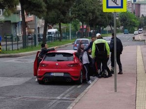 Ceza yazılıp ehliyetine el konulan sürücü ile polis arasında gergin anlar yaşandı