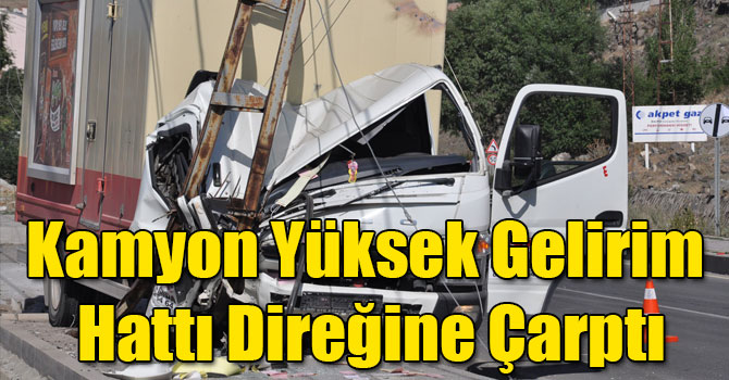 Kamyon Yüksek Gelirim Hattı Direğine Çarptı