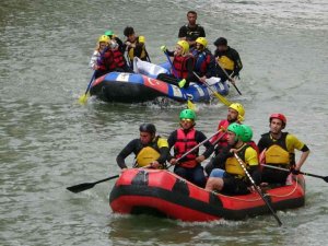 Eskiden kötü koku ve çöpten geçilmeyen derede rafting heyecanı