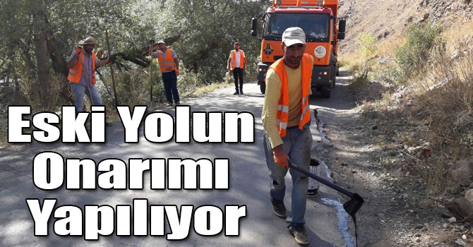 Karayolları, Eski Yolun Onarımını Yapıyor