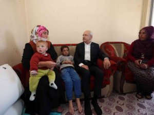 Kılıçdaroğlu, Van’da elektriği kesilen aileyi ziyaret etti
