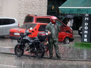 Sivas’ta şiddetli yağış hayatı olumsuz etkiledi
