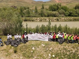 "Nehri Sanatla Yıkamak Projesi" çerçevesinde öğrenciler Çoruh Nehri etrafında çöp topladı
