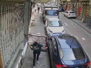 Zeytinburnu’nda apartman kapısını çalan hırsız kamerada