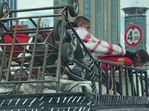 Kadıköy’de kamyonet kasasında aile boyu tehlikeli yolculuk kamerada
