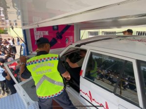 Emniyet kemerinin önemi öğrencilere uygulamalı olarak anlatıldı