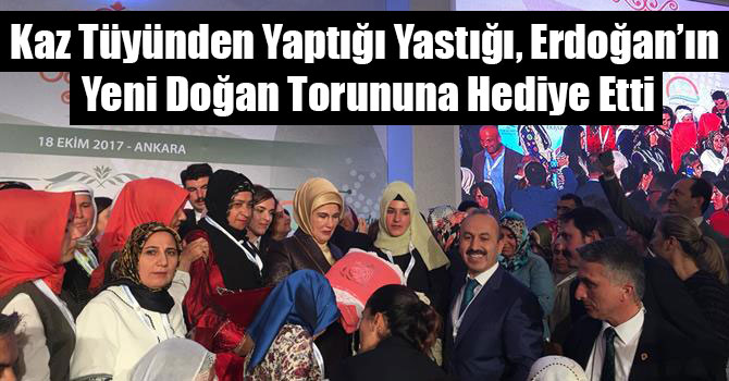 Kaz Tüyünden Yaptığı Yastığı, Erdoğan’ın Yeni Doğan Torununa Hediye Etti