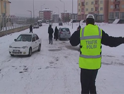 Buzlu yol sürücülere zor anlar yaşattı