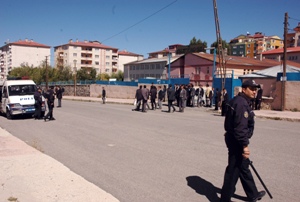 ERZURUM'DA OKUL ÖNÜNDE BEKLEYEN 6 KİŞİYE PARA CEZASI