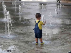 Minik çocuğun su ile imtihanı