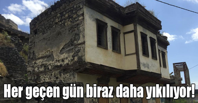 Her geçen gün biraz daha yıkılıyor!