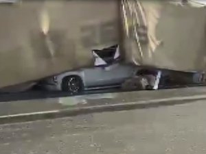 Tırın altında kalan otomobilin sürücüsü yara almadan kurtuldu