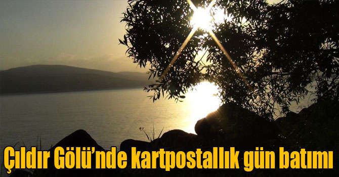 Çıldır Gölü’nde kartpostallık gün batımı