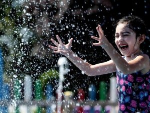 35 derece sıcakta bunalan çocuklar soluğu Su Oyunları Parkında aldı