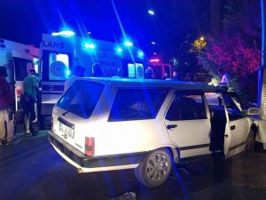 Aşırı alkollü sürücü aydınlatma direğine çarptı; 2 yaralı