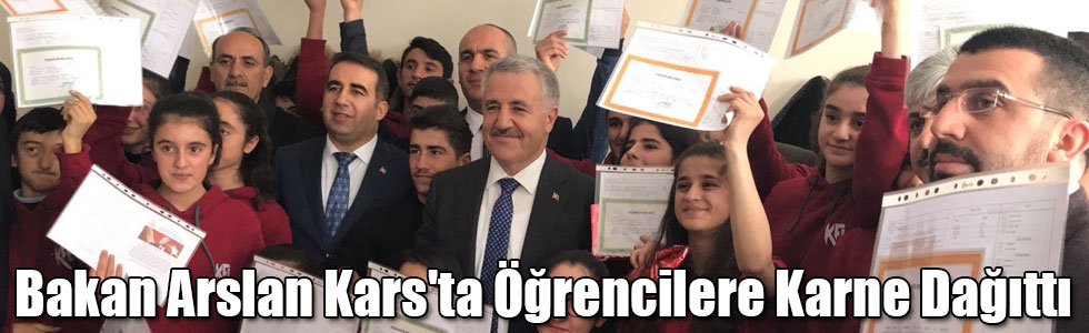 Bakan Arslan Kars'ta Öğrencilere Karne Dağıttı