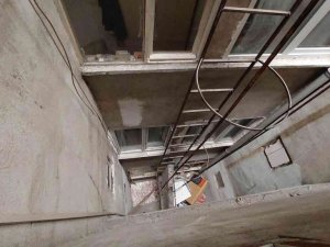 Anahtarı evde unutan emekli öğretmen eve girmek isterken havalandırma boşluğuna düştü