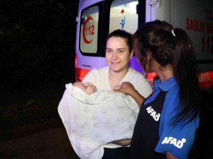 Edirne’de şiddetli yağış nedeniyle mahsur kalan bebeği AFAD kurtardı