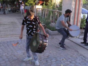 12 yaşındaki Koray, doktor olmak için davul çalıyor