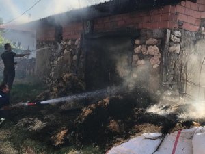 100’e yakın saman balyası kül oldu