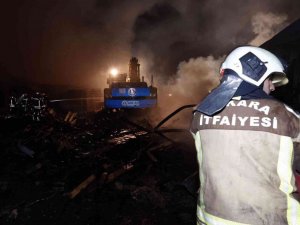 Başkentte palet üretilen iş yerinde çıkan yangın söndürüldü