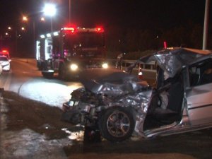 İzmir’de otomobil kamyona çarptı: 1 ölü, 1 yaralı