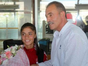 Avrupa 2.’si Edibe Yağız çiçeklerle karşılandı