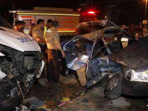 Adana’da otomobil ile servis çarpıştı: 4 yaralı