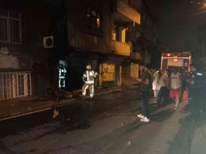 Gaziosmanpaşa’da 2 şüpheli önce dükkanı yaktı, daha sonra havaya ateş açarak olay yerinden kaçtı