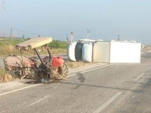 Alaşehir’de traktör ile ticari araç çarpıştı: 2 yaralı
