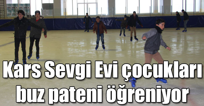 Kars Sevgi Evi çocukları buz pateni öğreniyor