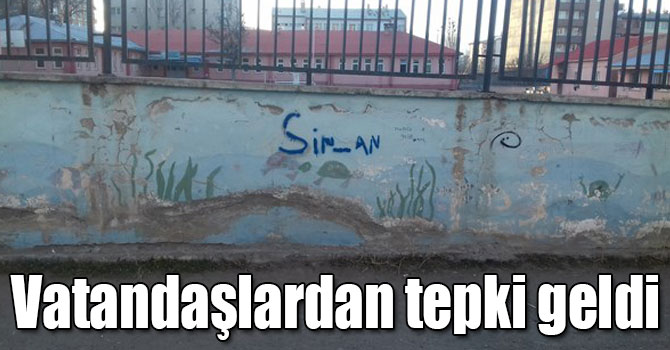 Kars'ta Kamu duvarlarına yazılan yazılara vatandaşlar tepki gösterdi
