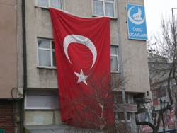TOKAT'TAKİ HAİN SALDIRIYA KARS'TAN BAYRAKLI TEPKİ