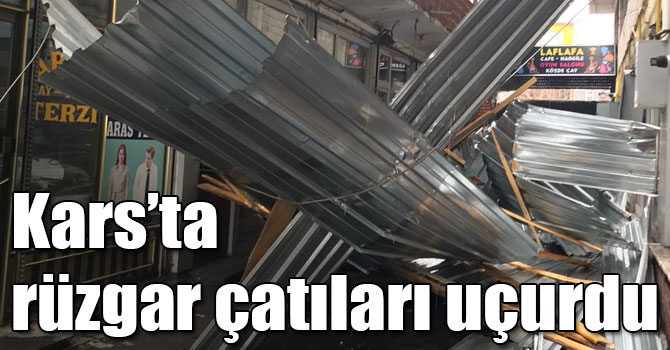 Kars’ta rüzgar çatıları uçurdu