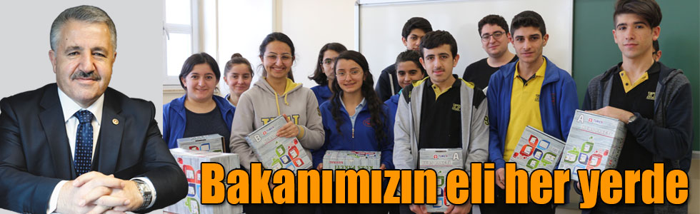 Bakanımızın eli her yerde, Kars Fen Lisesine kitap setleri öğrencilere dağıtıldı