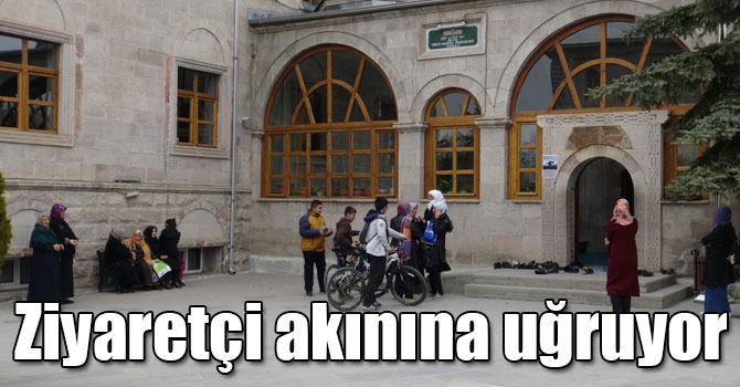 Ebul Hasan-i Harakani Türbesi ziyaretçi akınına uğruyor