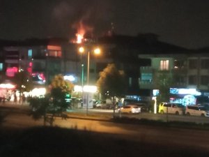 Restoranın çatısı alev alev yandı