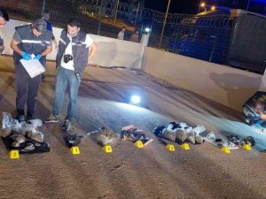 Polis kapıya dayanınca uyuşturucuları ve paraları 6. kattan aşağıya attılar