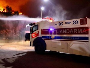 Jandarma’nın TOMA’ları yangına müdahale ediyor
