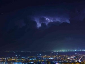 İskenderun Körfezi’nde şimşek fırtınası geceyi aydınlattı