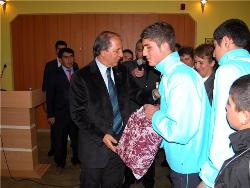 Kars Valilikten amatör sporculara malzeme desteği‏