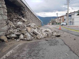 Sağanak sonrası istinat duvarının bir bölümü çöktü