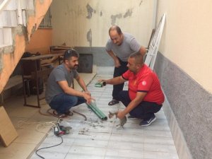 Kafası demir boruya sıkışan yavru kediyi itfaiye kurtardı