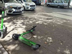 Caddeye bilinçsizce bırakılan kiralık scooterlar tepkiye neden oldu